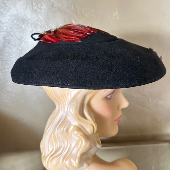 DELIGHTFUL 1950s\' BLACK FELT CARTWHEEL HAT + RUST FEATHERS & RHINESTONE BUTTONS main image 12